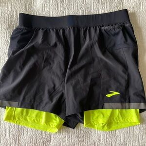 NWOT Men’s Brooks reflective run short size L